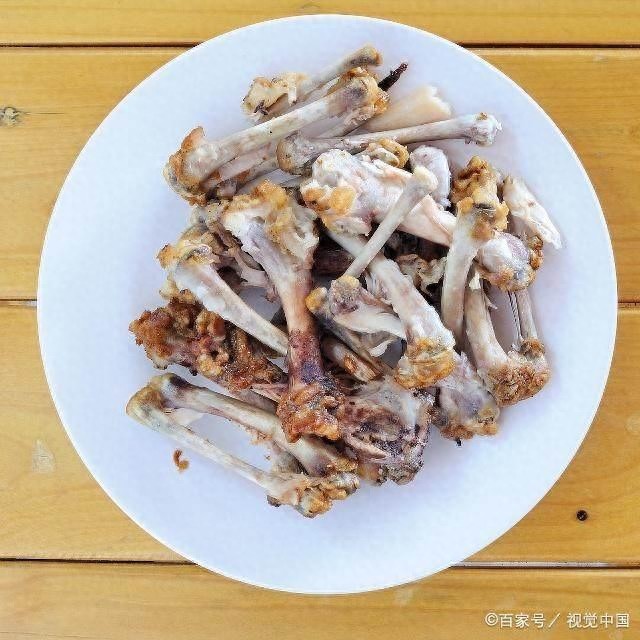 宠物专家劝告宁愿狗狗挨饿也不能喂的6种食物！